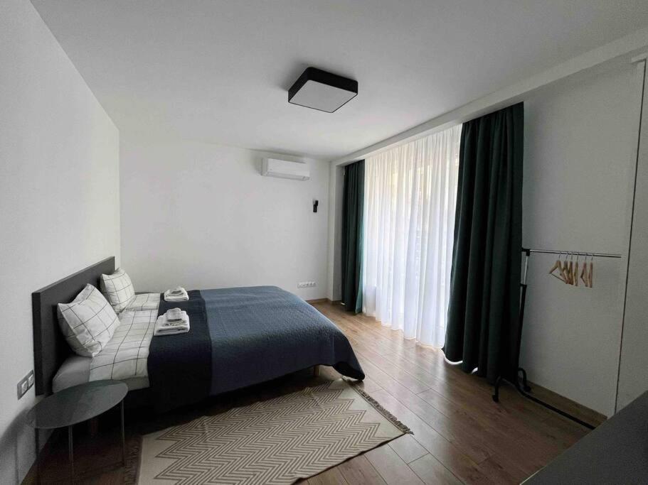 Modern Center 2 Bedroom Apartemen *