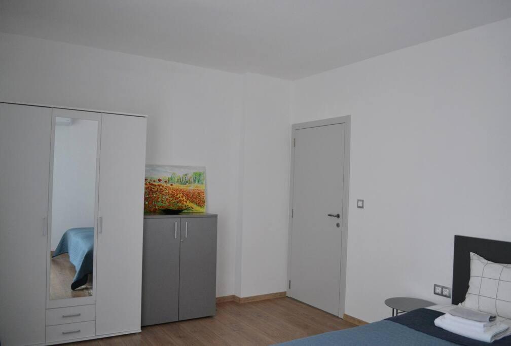 Modern Center 2 Bedroom Apartemen *